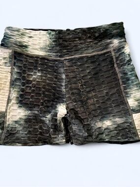 Textured Tie-Dye Women’s Active Shorts - Black/Gray